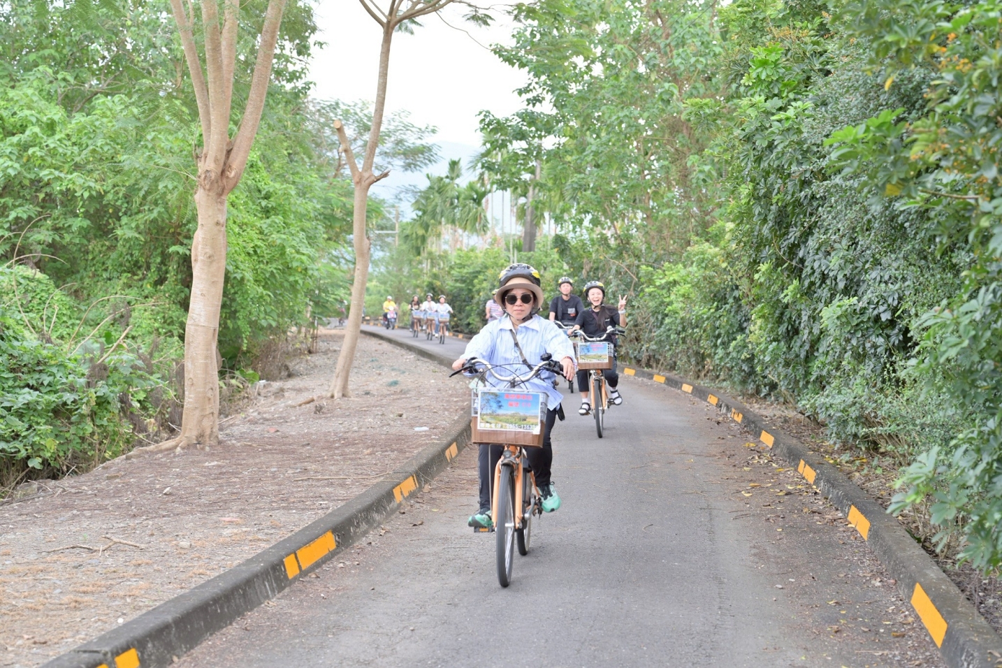 民眾騎乘單車漫遊萬巒鄉，沿途欣賞田野景緻與農村風光，享受悠閒的農村小旅行。